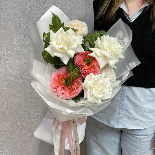Букет из пионовидных роз, диантуса и малины 🧚🏻♀️