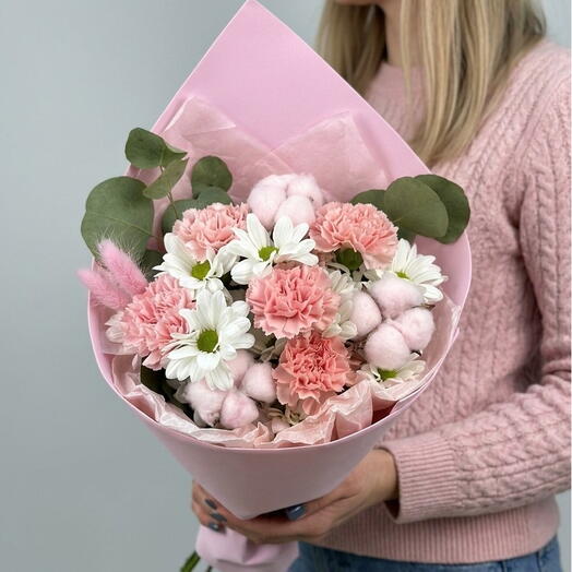 Небольшой букет из хризантемы, диантусов, хлопка и эвкалипта🌸