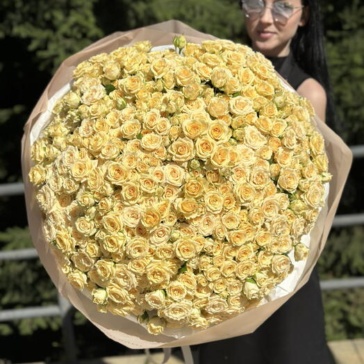 101 персиковая кустовая роза — большой пышный букет