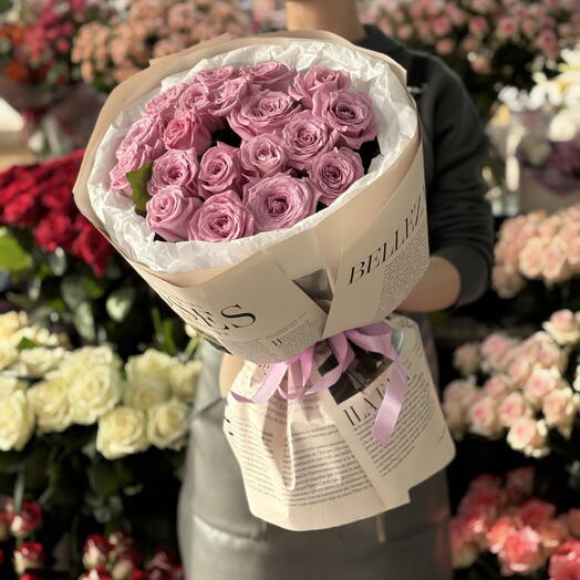 Poesia Rosa — букет из 19 лавандово-розовых роз в винтажной упаковке