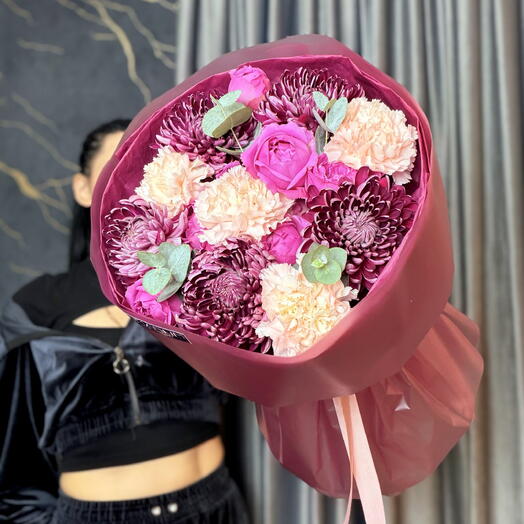 Букет из больших хризантем бигуди, пионовидных роз и диантусов