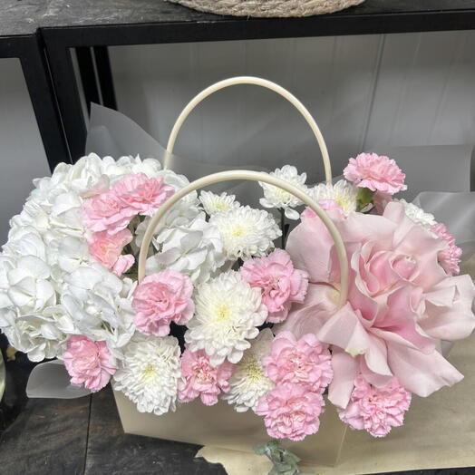 Корзина с цветами🌸️🌹