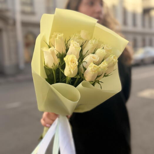 Моно букет из 15 белых роз Кения