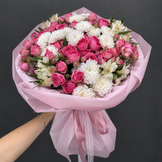 Романтичный букет кустовых роз, хризантем и альстромерии «Rose Symphony»