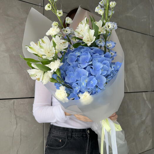Букет из гортензии, дельфиниума, альстромери и диантуса 💙
