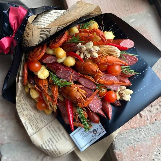 Съедобный мясной букет из колбасы, овощей, раков и сыра  «Мужской 965»