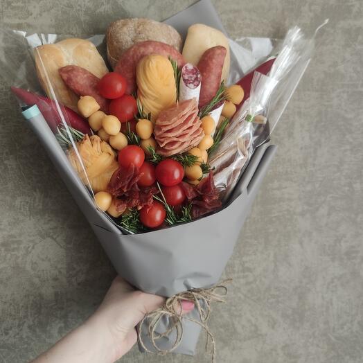 Букет из мясных деликатесов, сыров, сушёного мяса, рыбы "Ломтик"