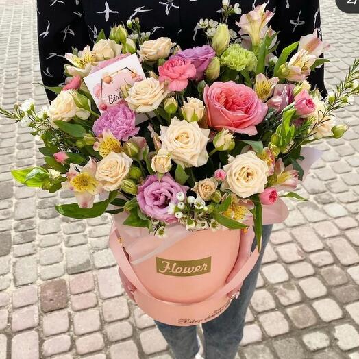 Цветы в коробке в розово-кремовом цвете