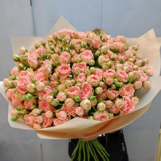 Bouquet of peony-shaped bush roses