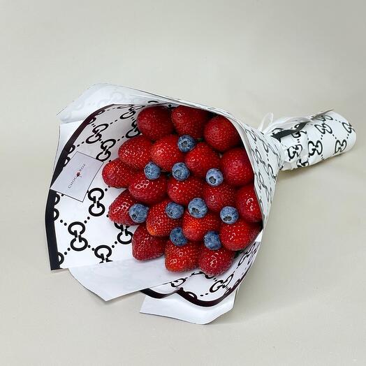 Bouquet of strawberries and blueberries in size S