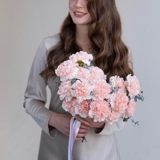 Букет невесты из нежно розовых диантусов с эвкалиптом