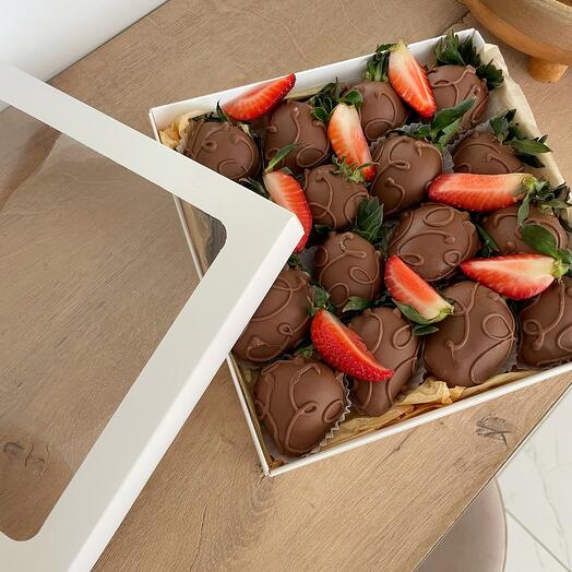 Клубника в шоколаде 16 штук "Ницца"