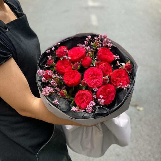 Red summer light  💐🦋🍀 из 7 пионовидных кустовых роз с зеленью