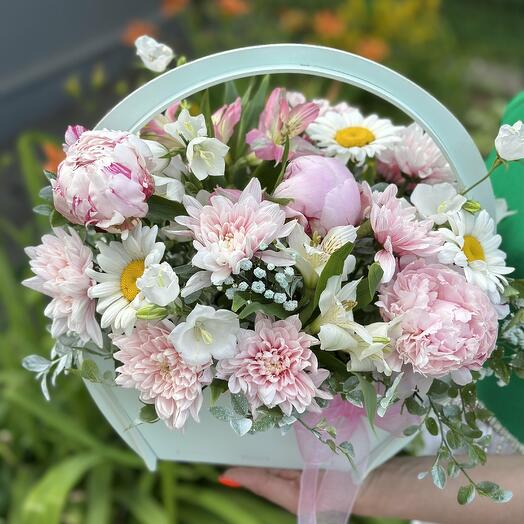 Композиция с пионами Италия в деревянной корзине