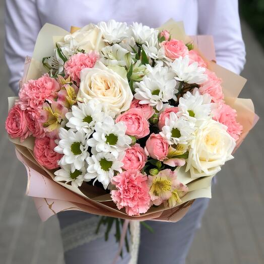 Ramo de rosas y crisantemos
