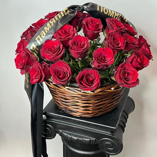 Траурная корзина с красными розами