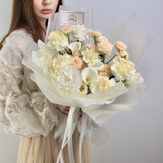 Авторский букет с кустовыми розами и диантусами