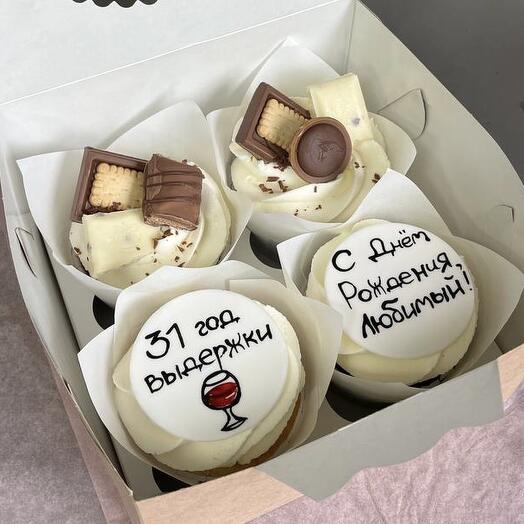 4 капкейка с надписями