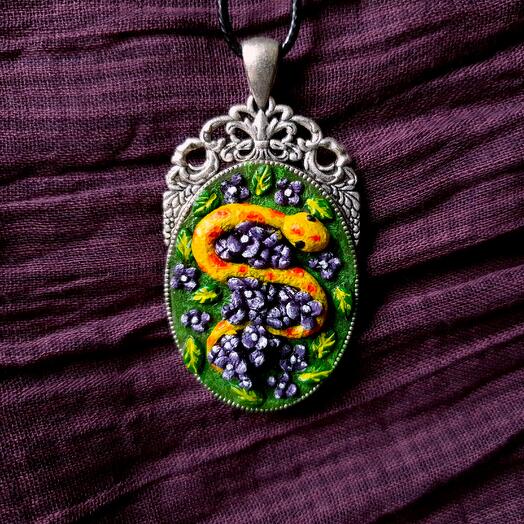 Spotted snake pendant in lilac