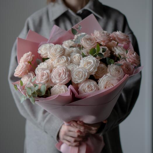 Букет из кустовых, пионовидных роз и эвкалипта в крафтовой упаковке