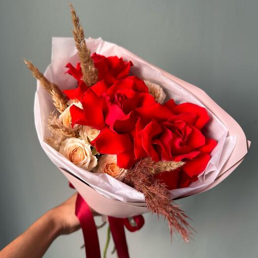 Букет с розами и сухоцветами