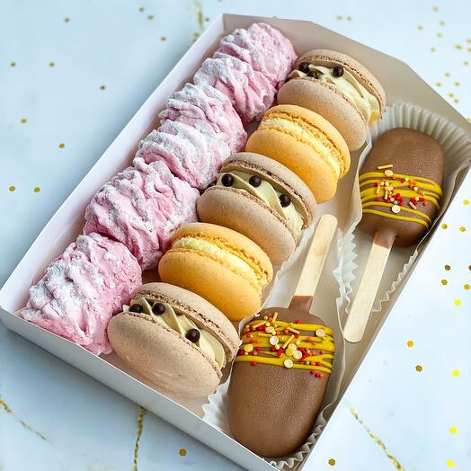 Ассорти десертов зефир макарон на 1 сентября учитю