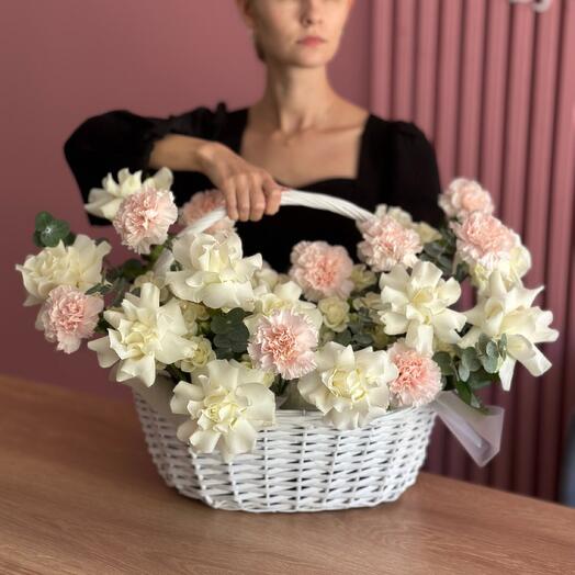 Авторская корзина с французской розой и диантусом "Юпи"