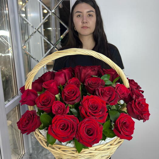 Корзина из 35 крупных роз
