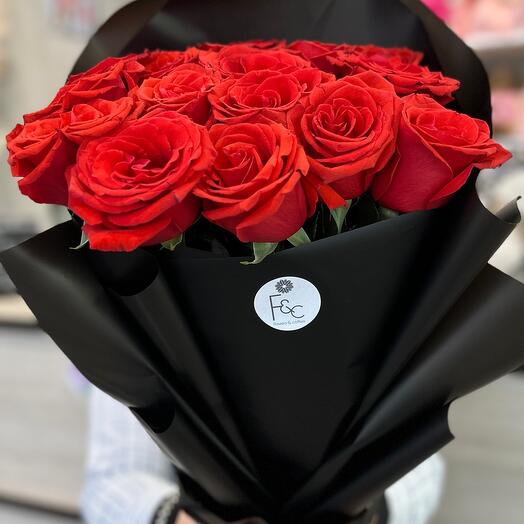 Потрясающе стильный моно букет из алых роз 🌹🖤