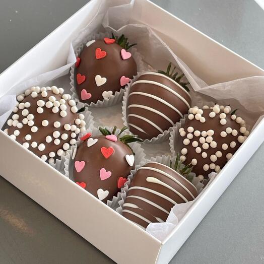 Клубника в шоколаде «love»