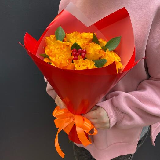 Ramo de 11 rosas anaranjadas con hipérico