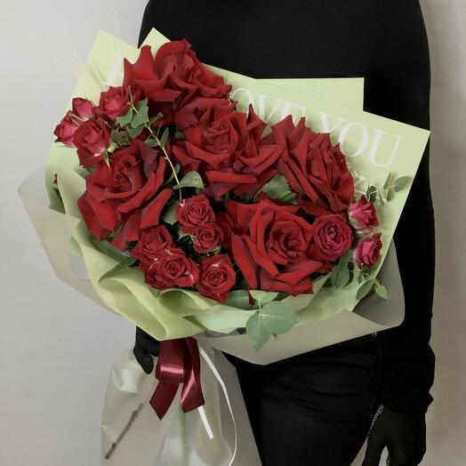 Bouquet de rosas francesas y arbustos Burdeos "Krasnaya Polyana"