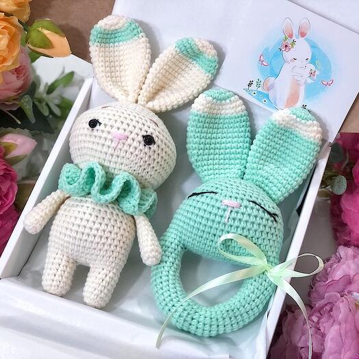Подарочный набор для новорожденных "Мятный зайка". Игрушки вязаные для малышей. Подарок на рождение