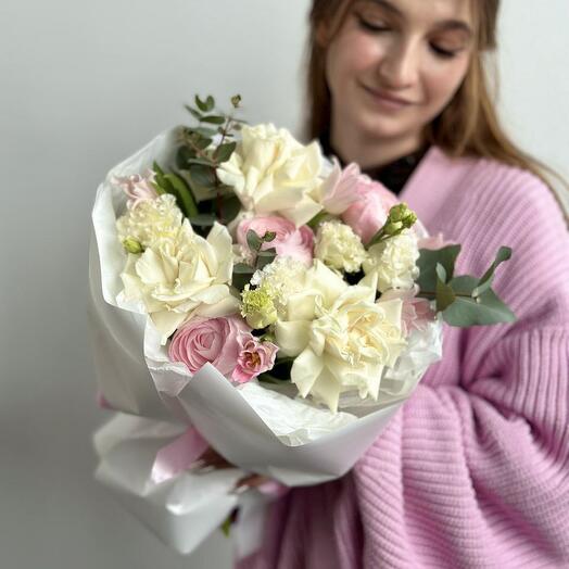 Нежный букет из роз и лютиков