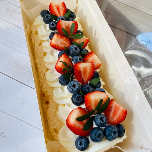 Meringue roll with strawberries