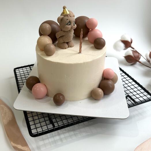 Торт с шоколадной фигуркой и шарами