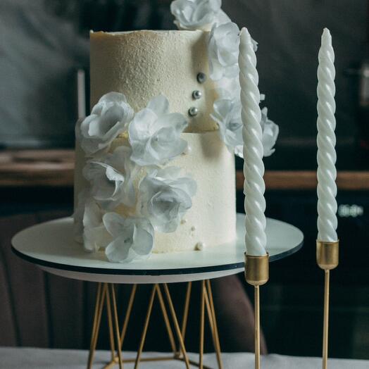 Свадебный торт с декором из вафельных цветов