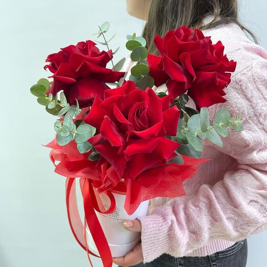Букет Floreallio S в коробке из 3 красных французских роз Эксплорер с эвкалиптом