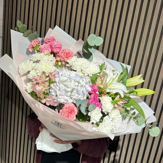 Сборный букет с лилиями