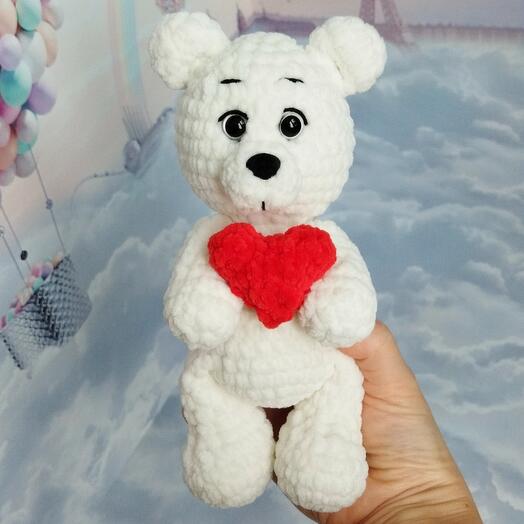 Вязаная игрушка мишка с сердцем