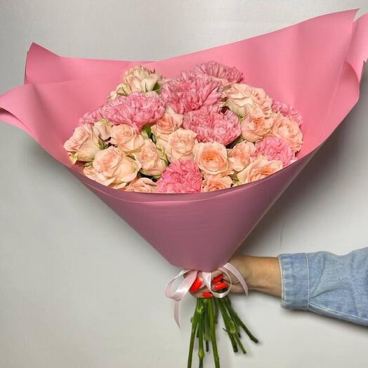 Букет диантусов и кустовых роз
