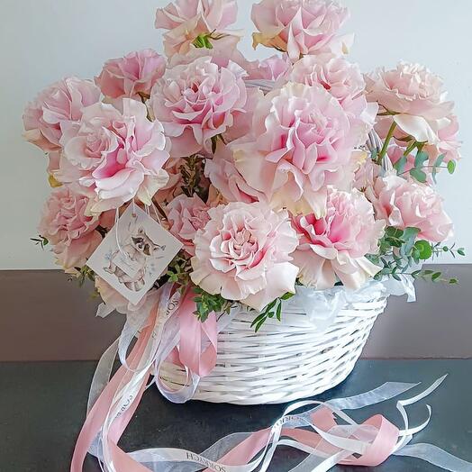 Корзина из 39 французских, розовых роз