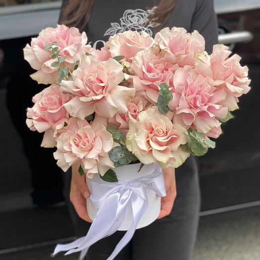 Blush Signature — шляпная коробка из 17 французских роз