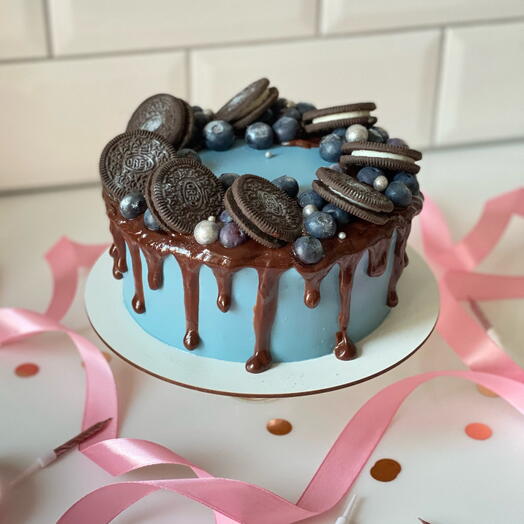 Pastel de cumpleaños con bayas y Oreo, goteos de chocolate, pastel de cumpleaños