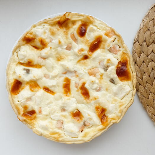 Киш с форелью, моцареллой и творожным сыром