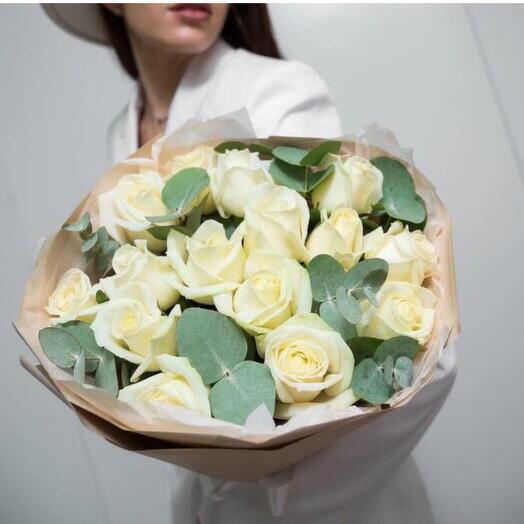 Buquê de rosas brancas com eucalipto