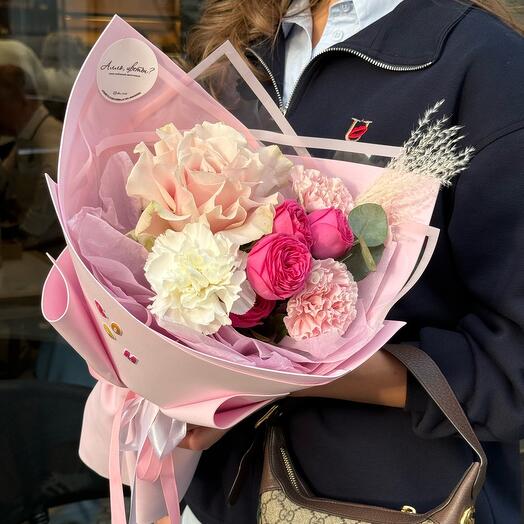 Ramo de rosas y eucaliptos