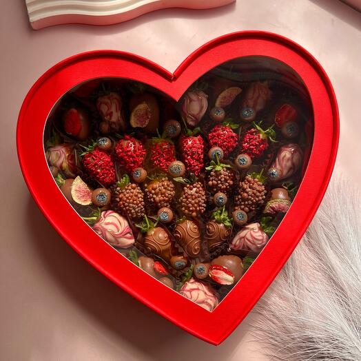 Fresas cubiertas de chocolate en el corazón