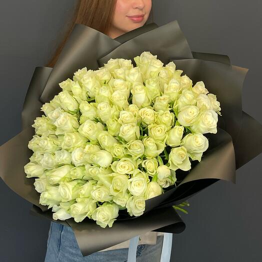 Элегантный букет из 101 белой розы 40см в черной упаковке
