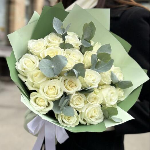 Ramo de rosas blancas y eucalipto